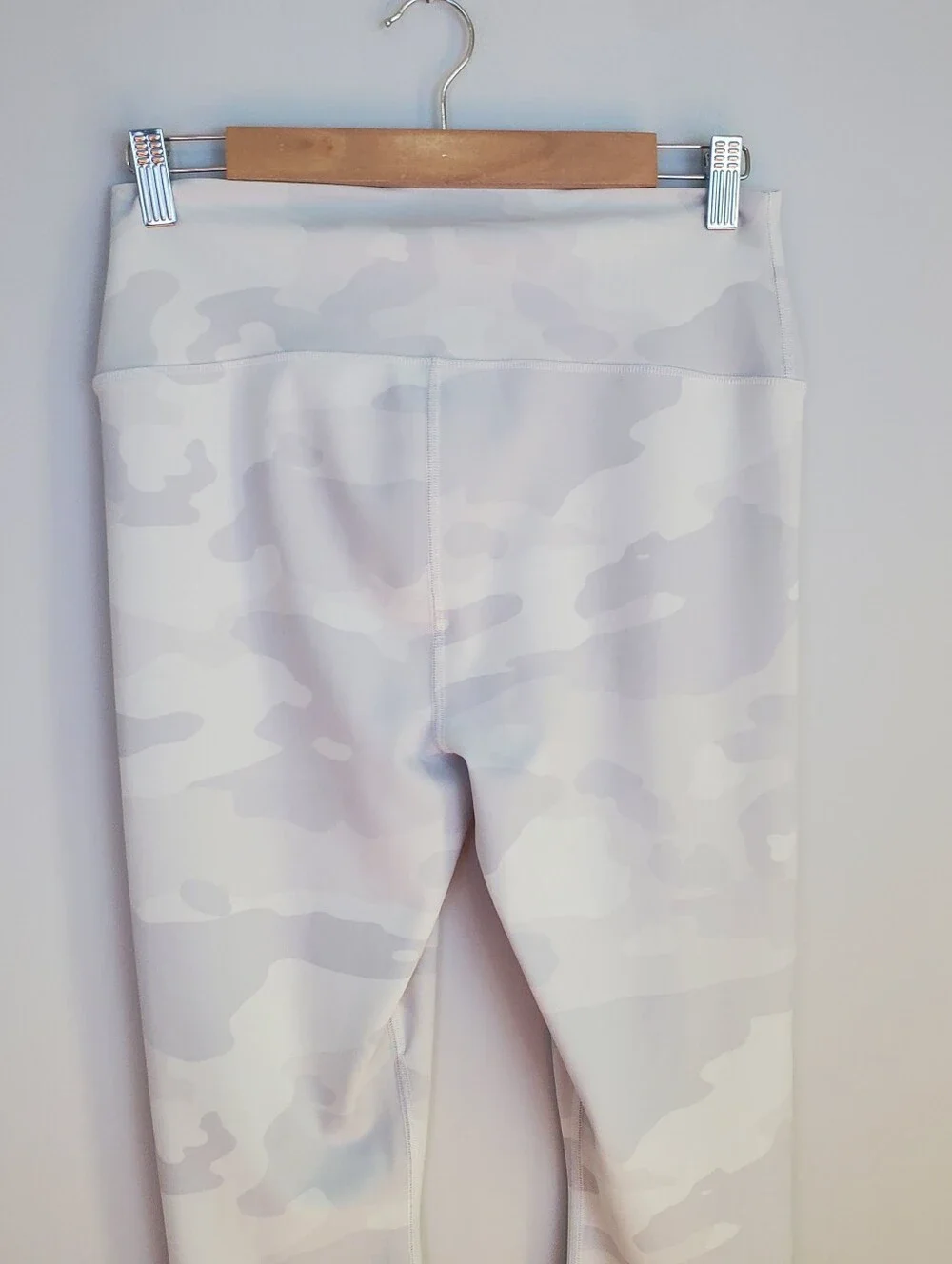Alo Yoga High-Waist White Camo Vapor Legging Size Large